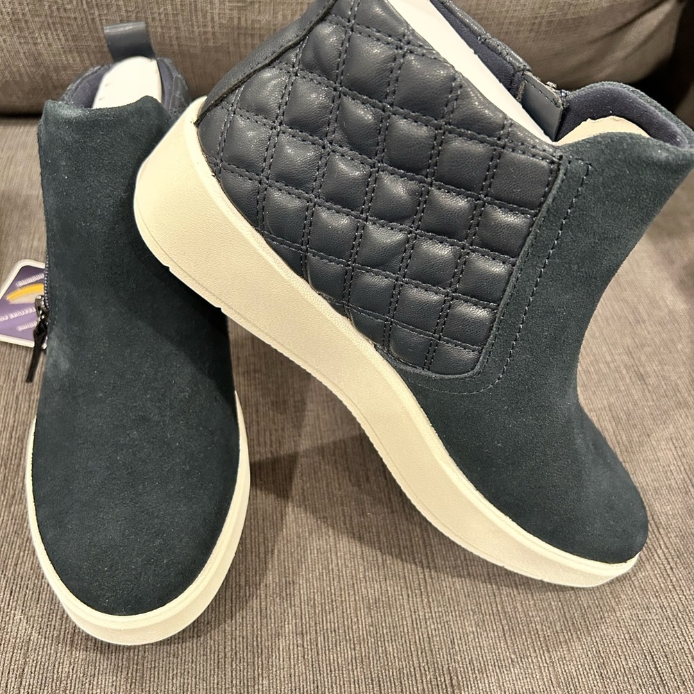 NWT Clarks Layton Zip Navy sneakers / size 6.5 wide